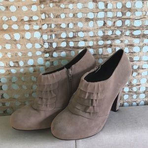 Beautiful EUC Gianni Bini suede booties.